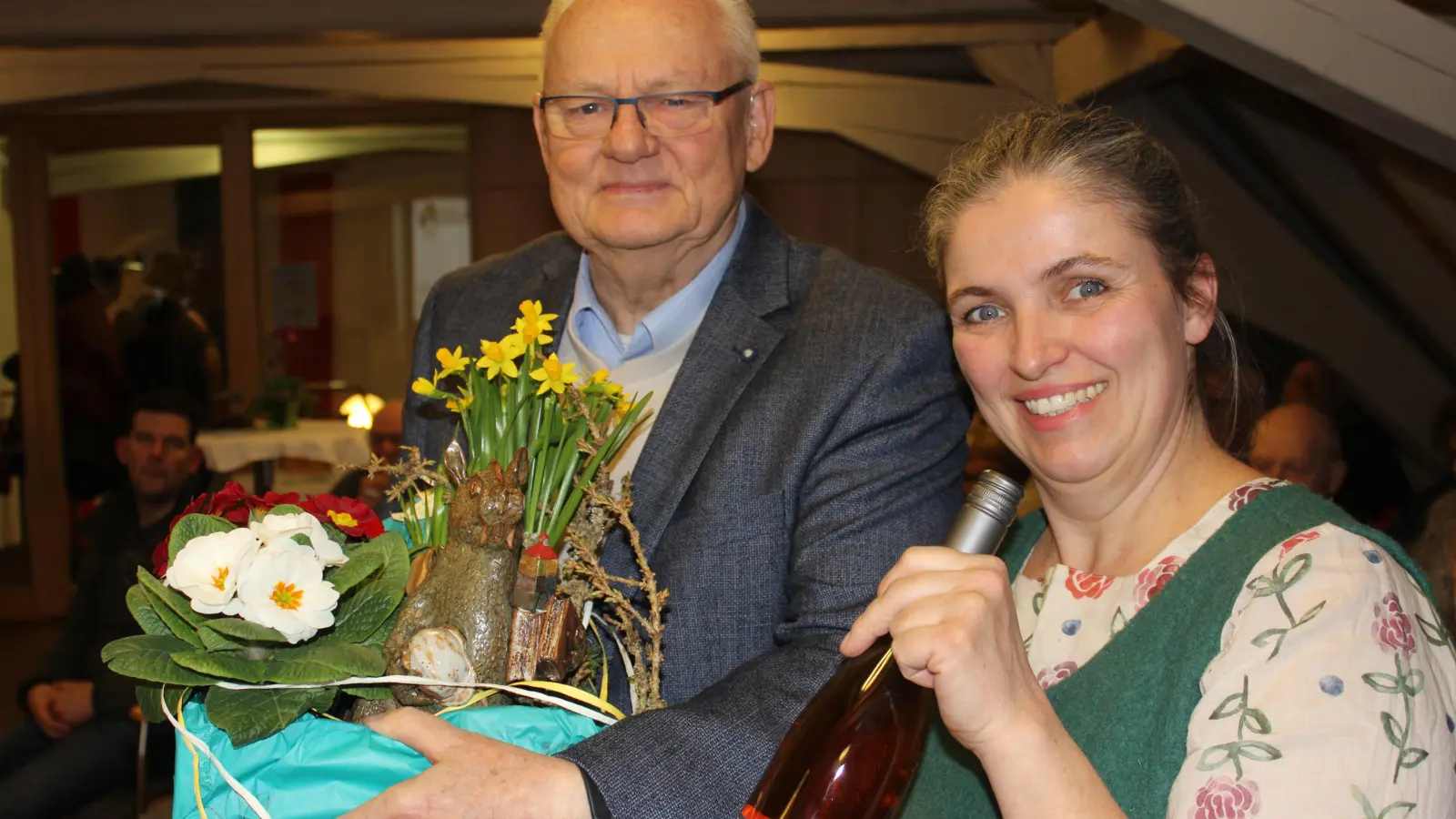 Die Vorsitzenden Tanja Jordan übergab den Ehrenpreis und ein Fläschchen Wein zum Anstoßen an den Scheinfelder-Lindwurm-Preisträger Rudolf Ilg. (Foto: Hans-Jochen Teufel)