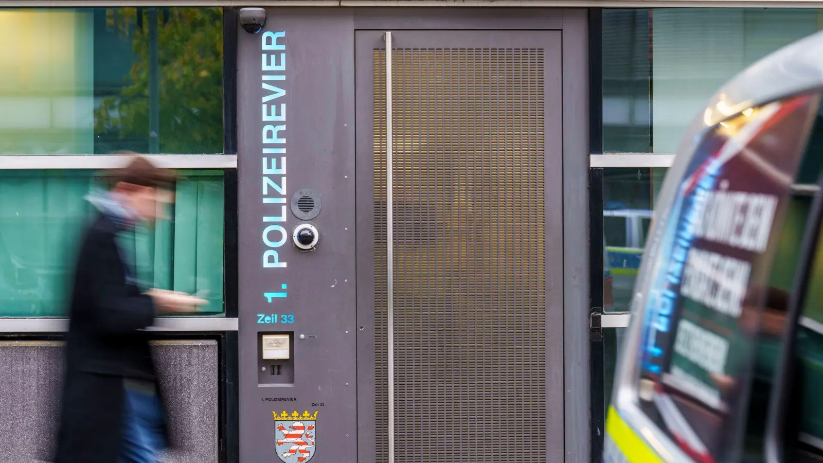 Der Verdacht gefährde das Ansehen der Polizei, sagt der Frankfurter Polizeipräsident. (Foto: Andreas Arnold/dpa)