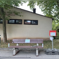 Die für Menschen mit körperlichen Beeinträchtigungen leichter nutzbare Bank mit erhöhter Sitzfläche und seitlichen Armlehnen steht neben dem alten Feuerwehrhaus. Laut Initiator Volker Mahl sind die Reaktionen bisher äußerst positiv. (Foto: Bettina Dworatzek)