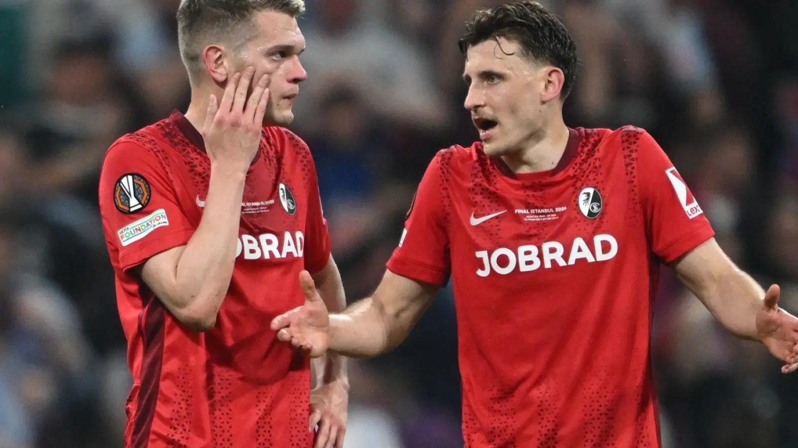 Nichts zu machen für die Freiburger um Matthias Ginter (l) und Maximilian Eggestein. (Foto: Robert Michael/dpa)
