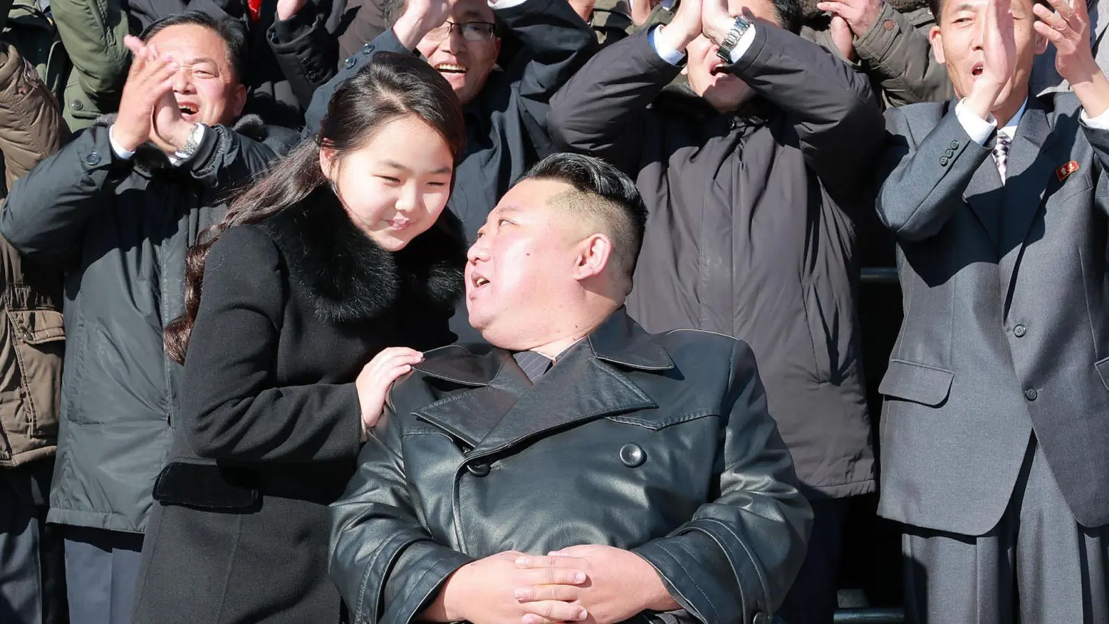 Kim Jong Un und seine Tochter, die laut Angaben mit Wissenschaftlern und Arbeitern für ein Foto zusammen stehen. (Foto: KCNA/dpa)