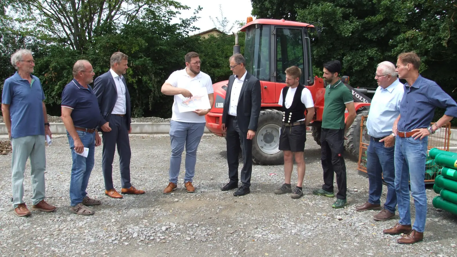 Bei einem Pressetermin auf der Baustelle an der Crailsheimer Straße (von links): Architekt Friedrich Breitenbücher, Manfred Kiesel vom Projektteam, Bankvorstand Markus Kober, Maximilian Mattausch vom Kinderzech-Vorstand, Bankvorstand Bernd Großmann, die Firmenvertreter Manuel Kamm, Friedrich Grimm und Johannes Käser sowie Oberbürgermeister Dr. Christoph Hammer. (Foto: Jasmin Kiendl)