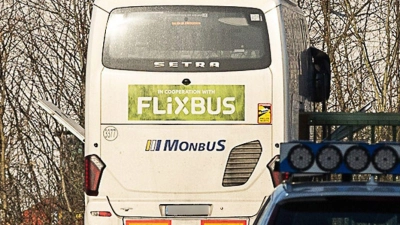 Die Behörden stoppten den Flixbus nahe der Stadt Gent. (Foto: James Arthur Gekiere/Belga/dpa)