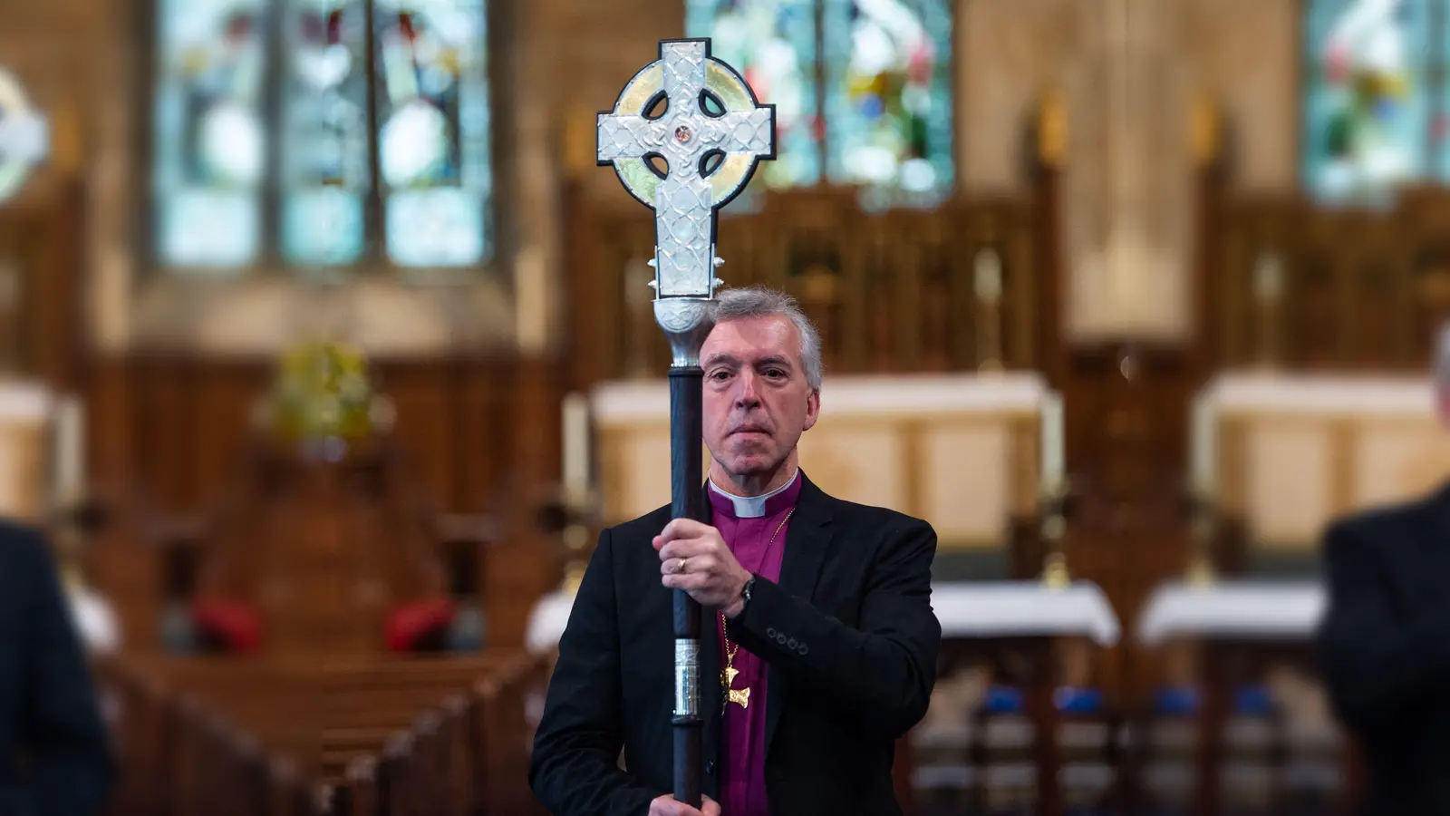 Erzbischof Andrew John mit dem „Cross of Wales“. (Foto: Peter Powell/PA Wire/dpa)