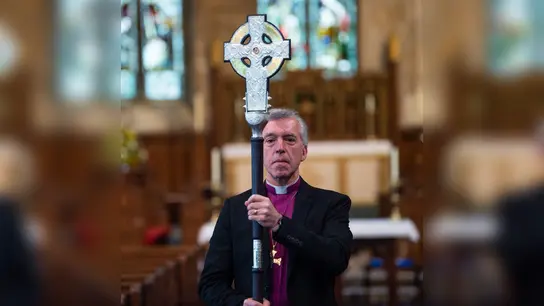 Erzbischof Andrew John mit dem „Cross of Wales“. (Foto: Peter Powell/PA Wire/dpa)