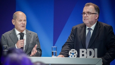 Bundeskanzler Olaf Scholz und BDI-Präsident Siegfried Russwurm am BDI-Tag der deutschen Industrie. (Foto: Kay Nietfeld/dpa)