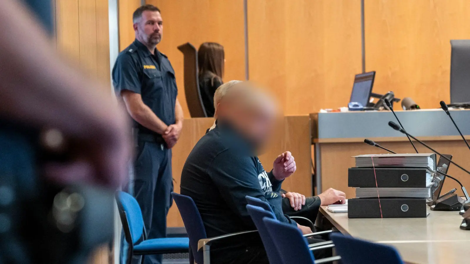 Zu Prozessbeginn hat der Angeklagte über seinen Verteidiger eingeräumt, eine 40 Jahre alte Kollegin vom THW getötet zu haben. (Foto: Daniel Vogl/dpa)