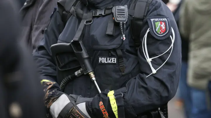 Bei Razzien nach dem brutalen Angriff Schalke-Anhänger 04 fand die Polizei umfangreiches Beweismaterial. (Foto: Friso Gentsch/dpa)