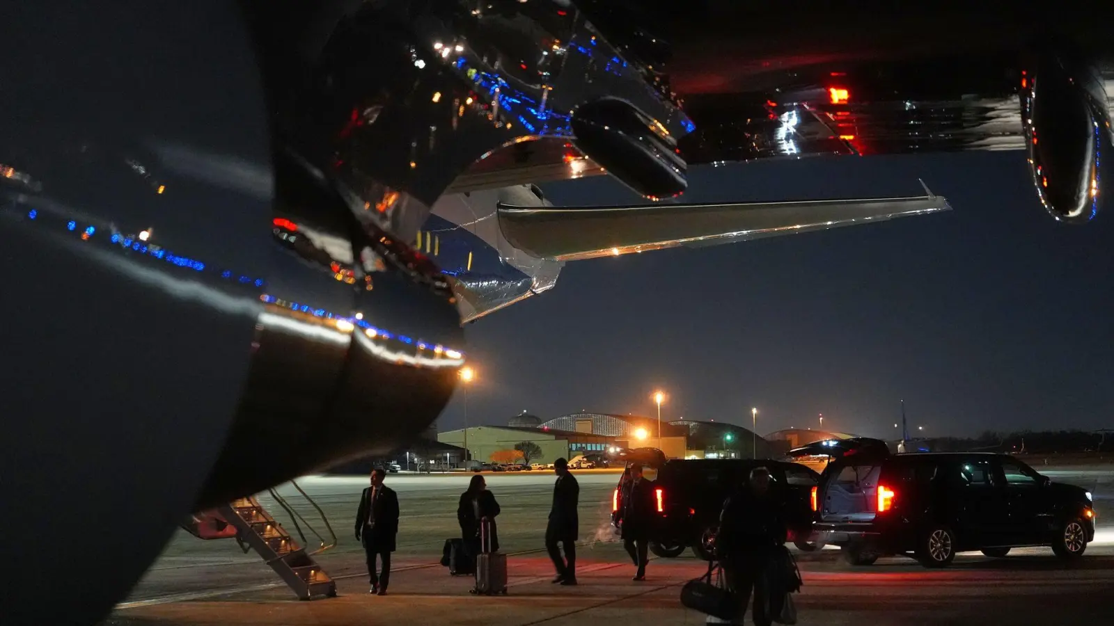 Trumps Sprecherin sprach von einem „kleinen elektrischen Problem“ an Bord der Maschine. (Foto: Evan Vucci/AP/dpa)