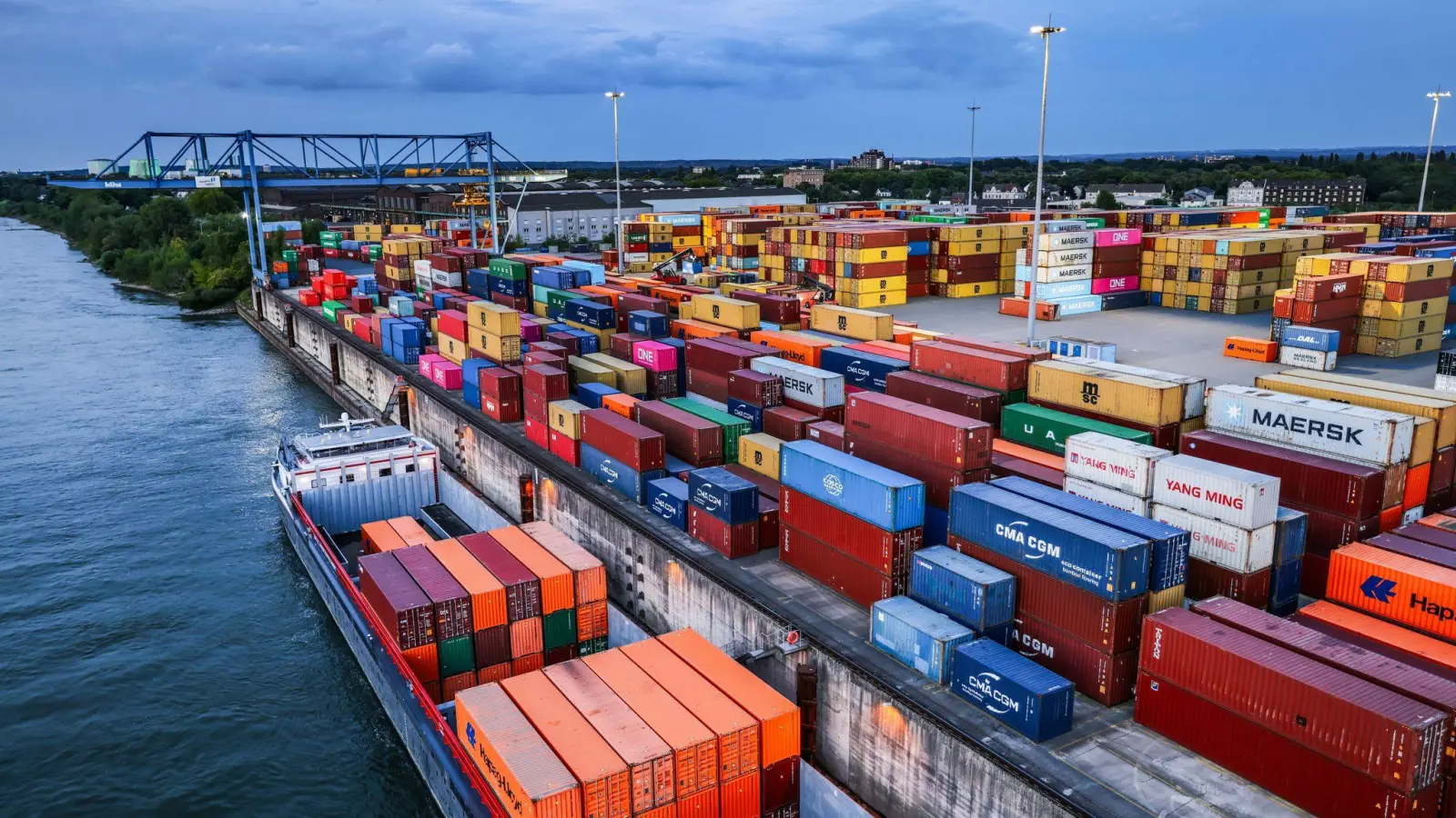 Die deutschen Exporteure stehen an den Weltmärkten unter Druck (Archivbild) (Foto: Oliver Berg/dpa)