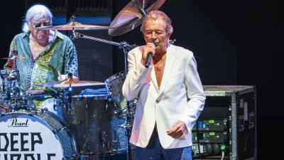 Mit Deep Purple steht Sänger Ian Gillan (mit Schlagzeuger Ian Paice) immer noch regelmäßig auf der Bühne. (Archivfoto) (Foto: Valentin Flauraud/KEYSTONE/dpa)