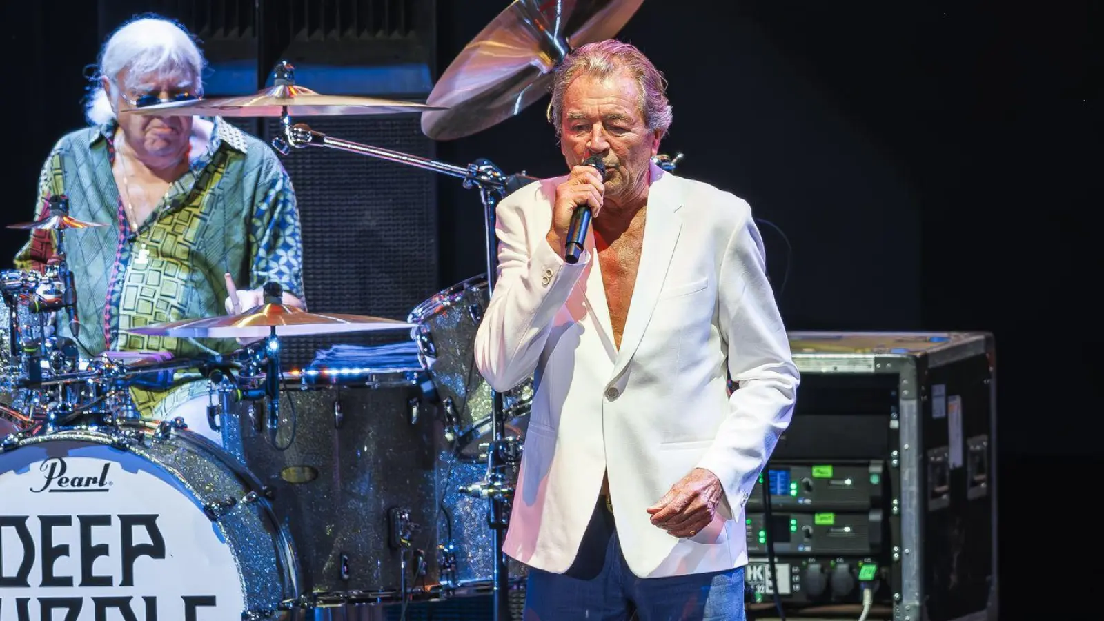 Mit Deep Purple steht Sänger Ian Gillan (mit Schlagzeuger Ian Paice) immer noch regelmäßig auf der Bühne. (Archivfoto) (Foto: Valentin Flauraud/KEYSTONE/dpa)