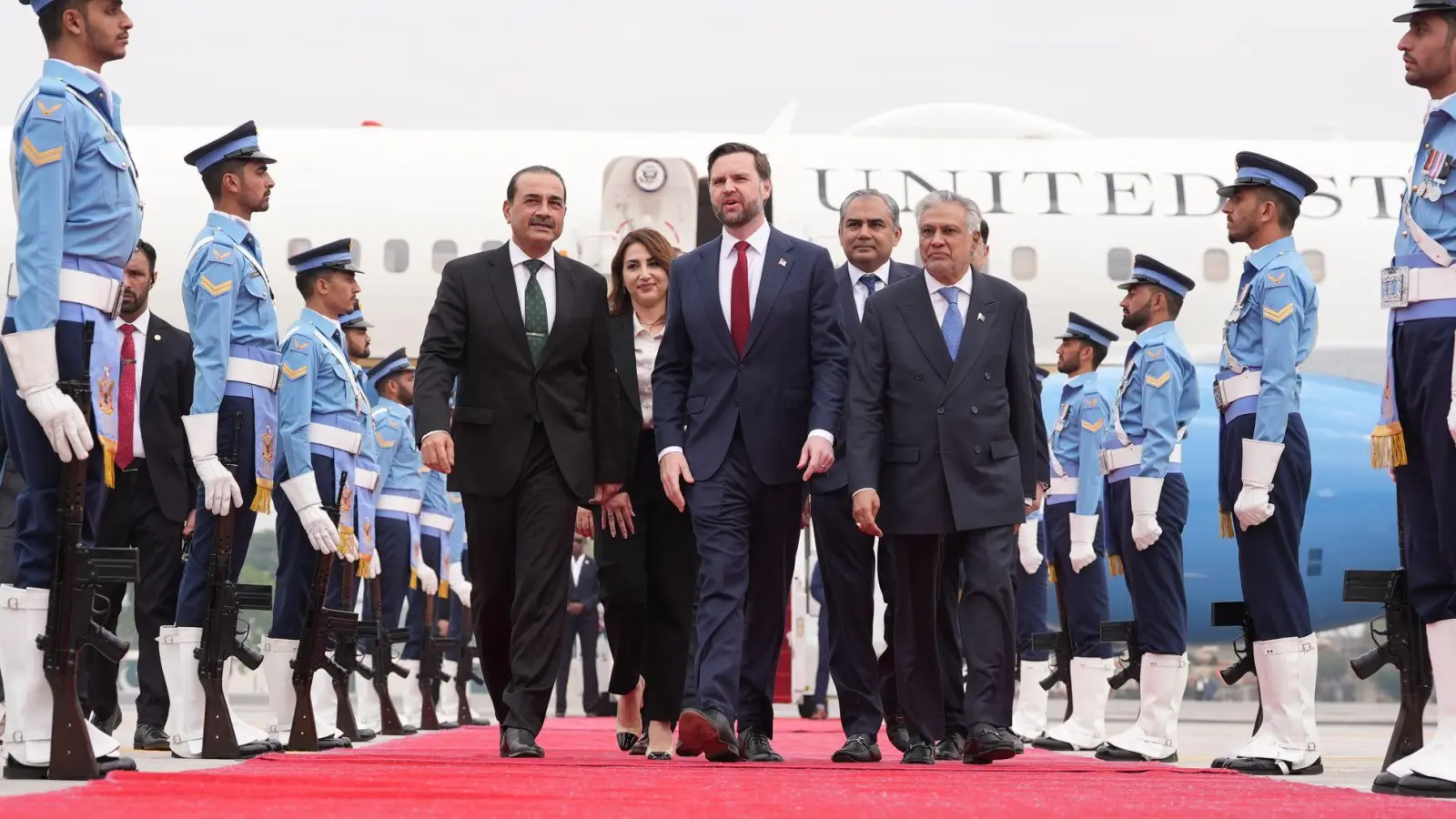 Die US-Delegation um JD Vance landete auf einem Luftwaffenstützpunkt nahe der Hauptstadt Islamabad. (Foto: Jacquelyn Martin/AP POOL/AP/dpa)