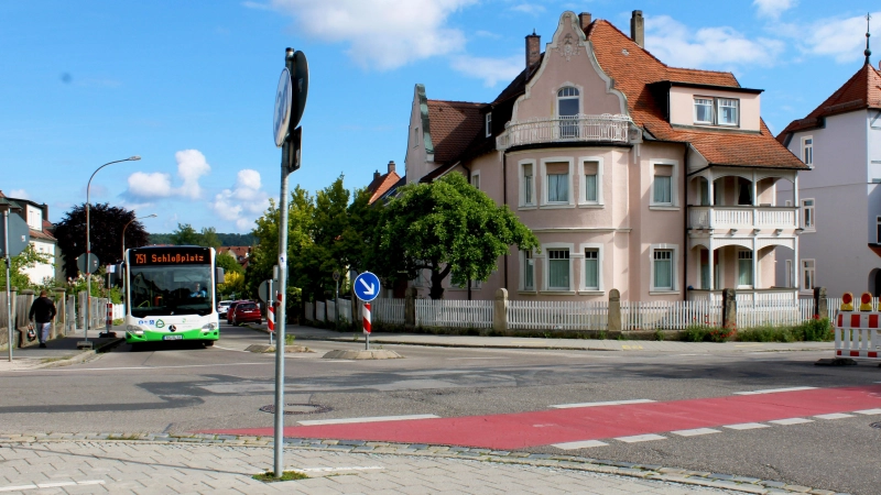 Busse sollen die gepflasterte Mitte des „Minikreisverkehrs” am Angletplatz künftig überfahren können. (Foto: Constantin Prosch)
