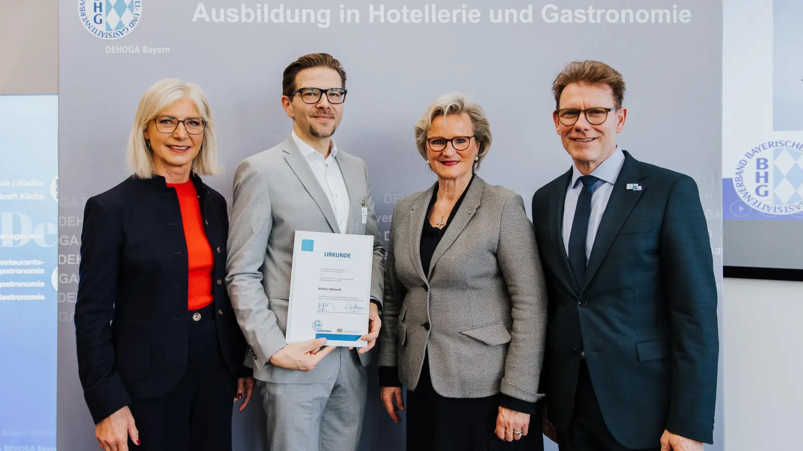 Kamen in Nürnberg zusammen (von links): Ulrike Scharf, Bayerische Staatsministerin für Familie, Arbeit und Soziales, Markus Meinold, Vorsitzender der BHG-Ortsgruppe Rothenburg, Angela Inselkammer, Präsidentin des Bayerischen Hotel- und Gaststättenverbandes, und Oliver Baumbach, stellvertretender Hauptgeschäftsführer der IHK Nürnberg für Mittelfranken. (Foto: Hendrik Steffens)