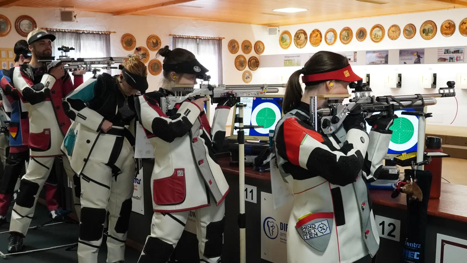 Das Team des SV Ickelheim mit Katharina Ultsch (2. von rechts) und Marvin Ott (2. von links) ist am dritten Wettkampftag der zweiten Liga in Kastl gefordert. (Foto: Markus Retta)