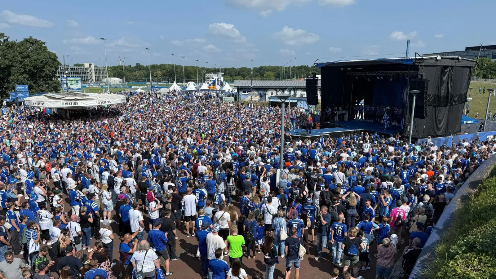 Gewaltiger Fan-Zuspruch am „Schalke-Tach“ (Foto: Carsten Lappe/dpa)