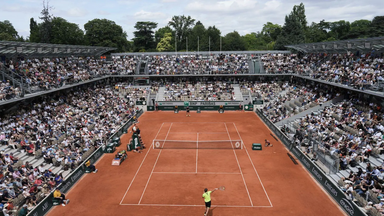 In einem der schönsten Stadien zog Alexander Zverev in Runde drei ein. (Foto: Thibault Camus/AP/dpa)