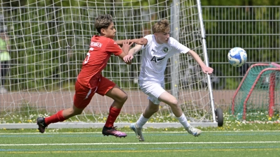 Der Ansbacher Albian Nikqi (rechts, hier in einem Punktspiel) war an drei Toren beteiligt und verwandelte auch seinen Elfmeter sicher. (Foto: Martin Rügner)