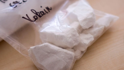 Eine größere Menge des Rauschgiftes Kokain haben Polizeibeamte in einem Auto auf der A7 entdeckt. (Symbolbild: Marius Becker/dpa-tmn)