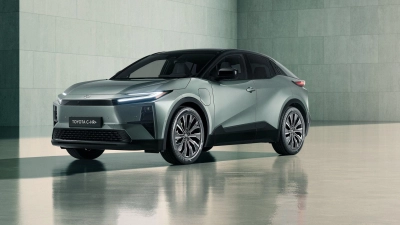 Der C-HR+ ist ein reines Akku-Auto und soll im April zu Preisen ab 38.990 Euro auf den Markt kommen. (Foto: Toyota/dpa-tmn)