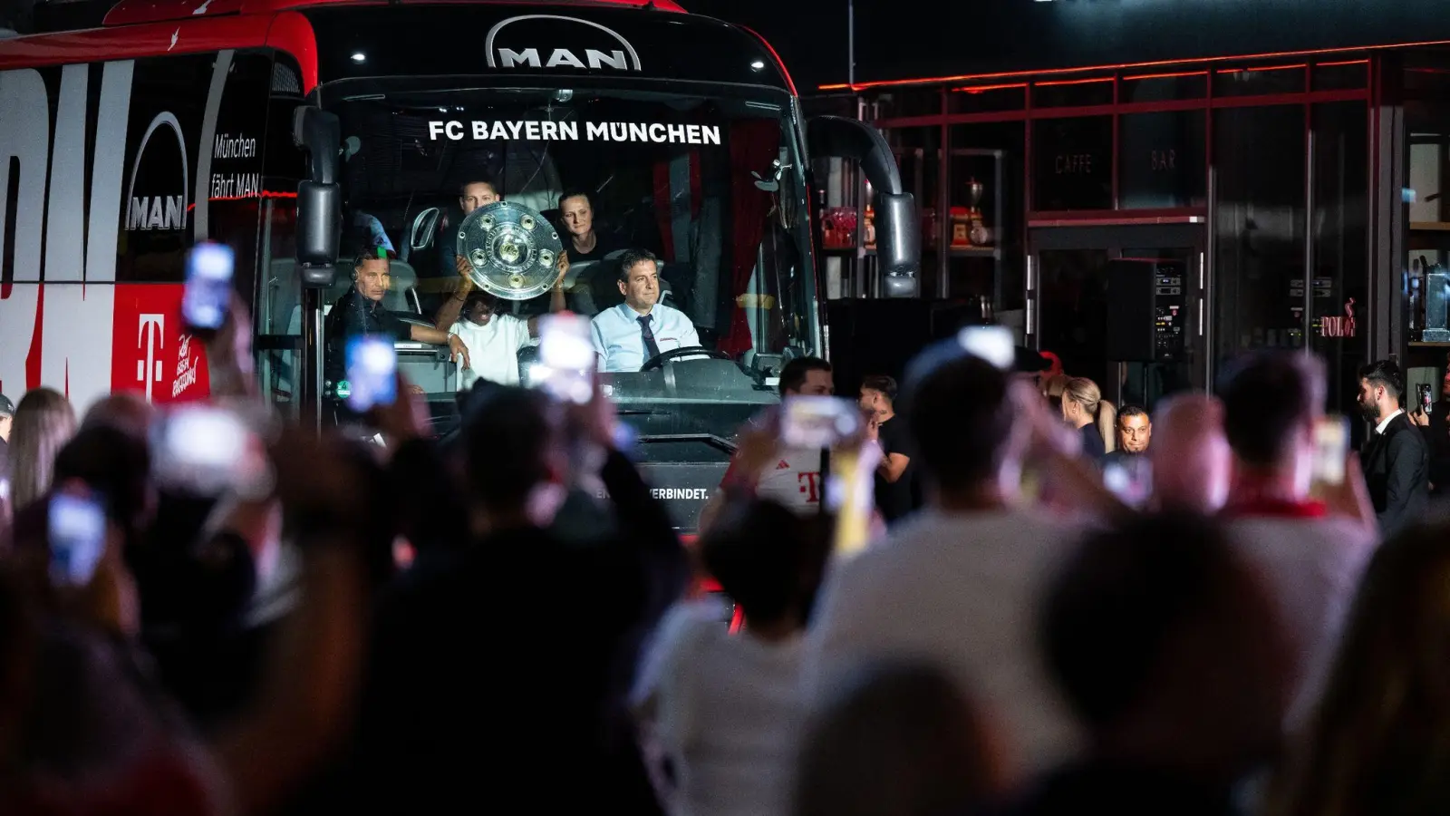 Die Spieler vom Fußball-Bundesligisten FC Bayern München kommen nach dem Gewinn der Deutschen Meisterschaft zu einer Meisterparty. (Foto: Sven Hoppe/dpa)