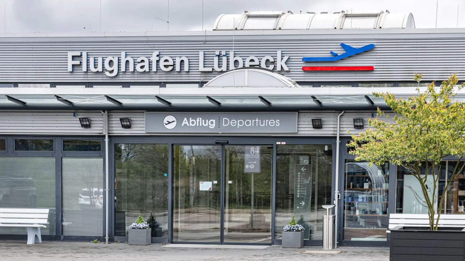 Der Flughafen Lübeck verliert nach nur sechs Wochen seine Verbindung nach München. (Archivbild) (Foto: Markus Scholz/dpa)