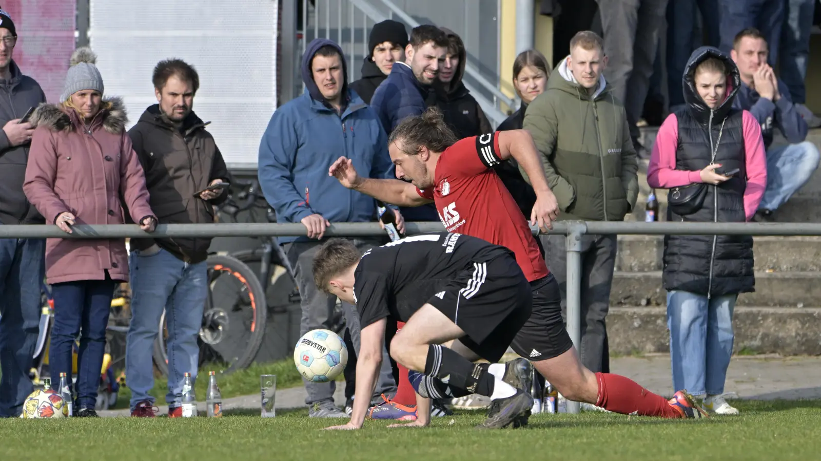 In die Knie gegangen: Der Arberger Christoph Nagler (in Rot) versucht an Tim Rusam (Heideck) vorbeizuziehen. (Foto: Martin Rügner)