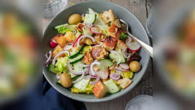 Der bunte Brotsalat ist eines von 60 Rezepten, die Jacqueline Alfers in ihrem „Gemüseretter“-Buch vorstellt. (Foto: Jacqueline Alfers/dpa-tmn)