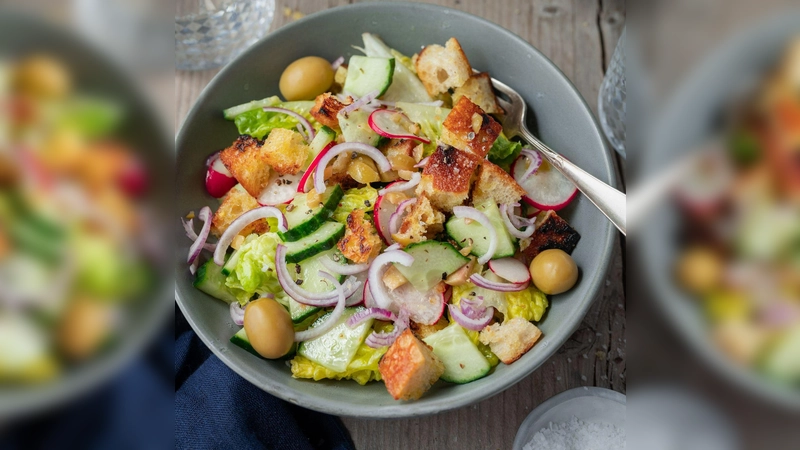 Der bunte Brotsalat ist eines von 60 Rezepten, die Jacqueline Alfers in ihrem „Gemüseretter“-Buch vorstellt. (Foto: Jacqueline Alfers/dpa-tmn)