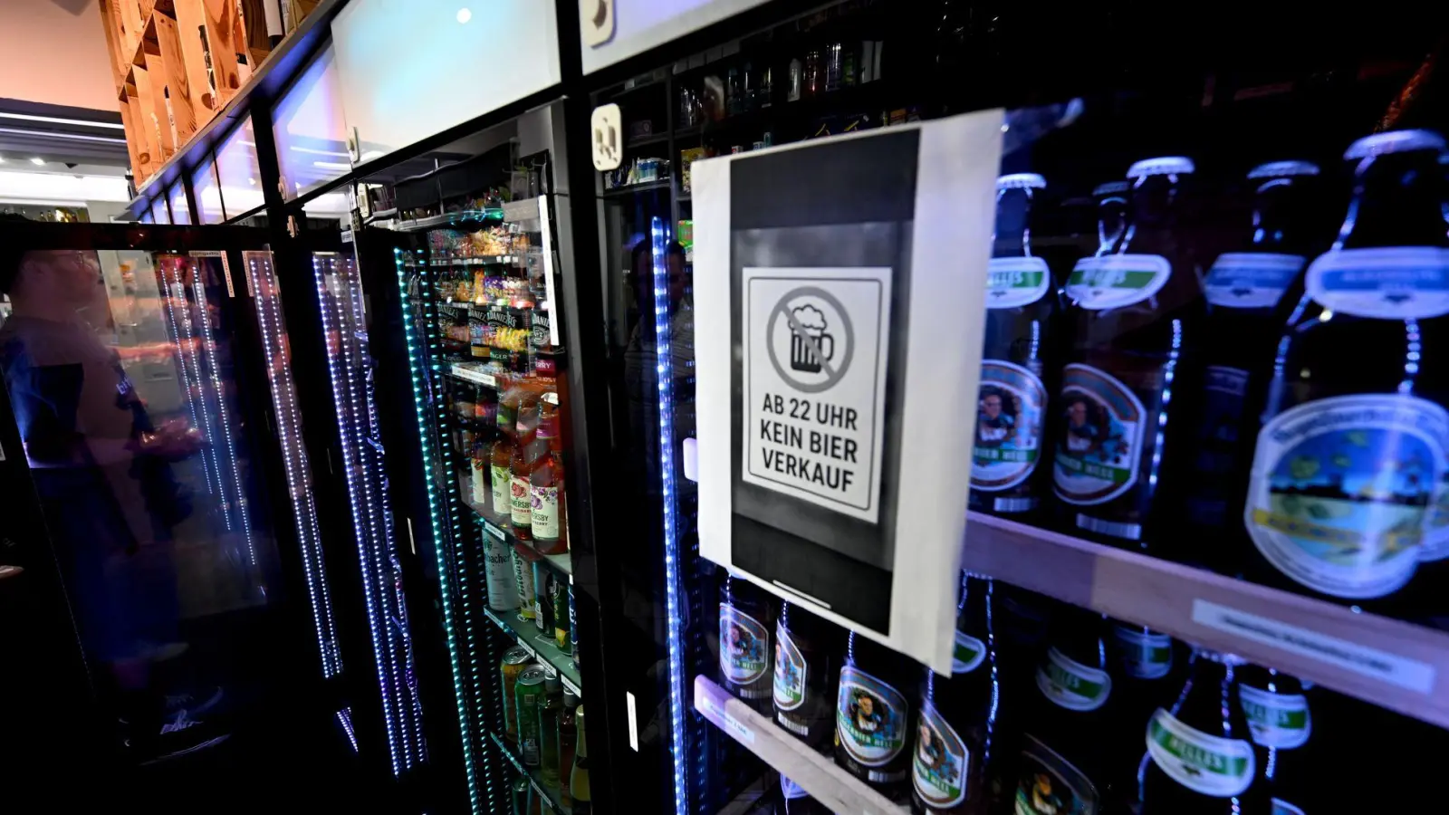 Bierflaschen dürfen in den Kiosken derzeit ab 22.00 Uhr nicht mehr ausgegeben werden (Archivfoto). (Foto: Felix Hörhager/dpa)