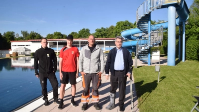 Hineinspringen wollte noch keiner – dafür war das Wasser am Freitag im Uffenheimer Freibad noch zu kalt. Das Bild zeigt (von links) Moritz Amrhein, Fabian Dachlauer, Thomas Siebert und Wolfgang Lampe. (F.: Gerhard Krämer)