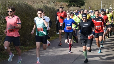 Schnelle Männer, verfolgt von einer Frau: Steffen Thorwart (Startnumer 500), Moritz Meyer (258), Hannah Hansen (206), Sebastian Ernst (59) und Johannes Seefarth (86). (Foto: Tobias Heller)