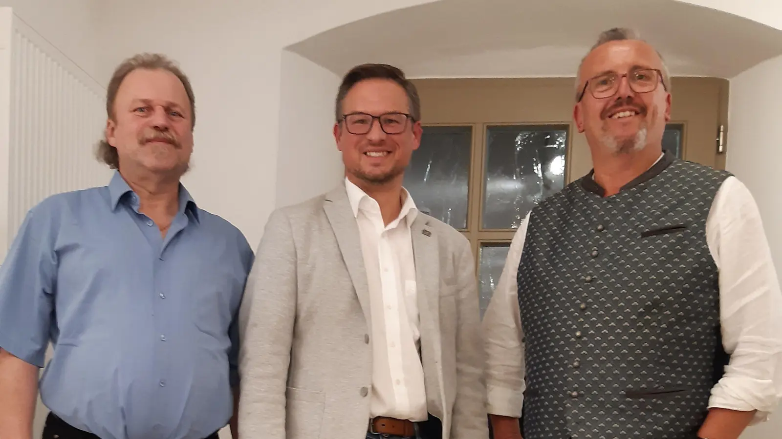 CSU-Ortsvorsitzender Thomas Reil (links) und Landtagsabgeordneter Werner Stieglitz (Mitte) stehen Peter Sendner bei dessen erneuter Bürgermeisterkandidatur zur Seite. (Foto: Stefan Schell)