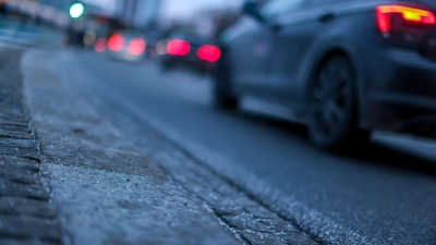 Gefährliche Straßenlage: Bei Blitzeis lassen Autofahrende im Zweifel das Fahrzeug besser stehen und warten die Besserung der Lage ab. (Foto: Jan Woitas/dpa/dpa-tmn)