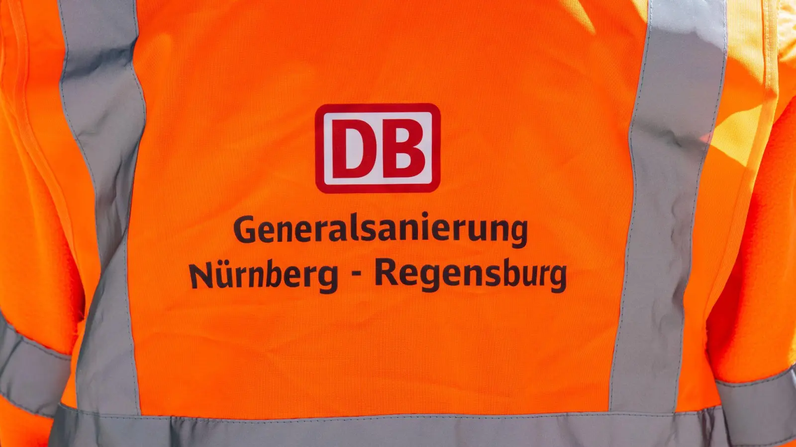 Länger, aber voraussichtlich günstiger: die Sperrung und Sanierung der Bahnstrecke Nürnberg-Regensburg. (Archivbild) (Foto: Armin Weigel/dpa)
