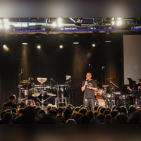 Wenn die Drumsets auf der Bühne stehen und sich davor Hunderte Musikbegeisterte versammelt haben, dann ist wieder Drum-Festival in Gutenstetten. (Foto: Meinl/Sophie Köster)
