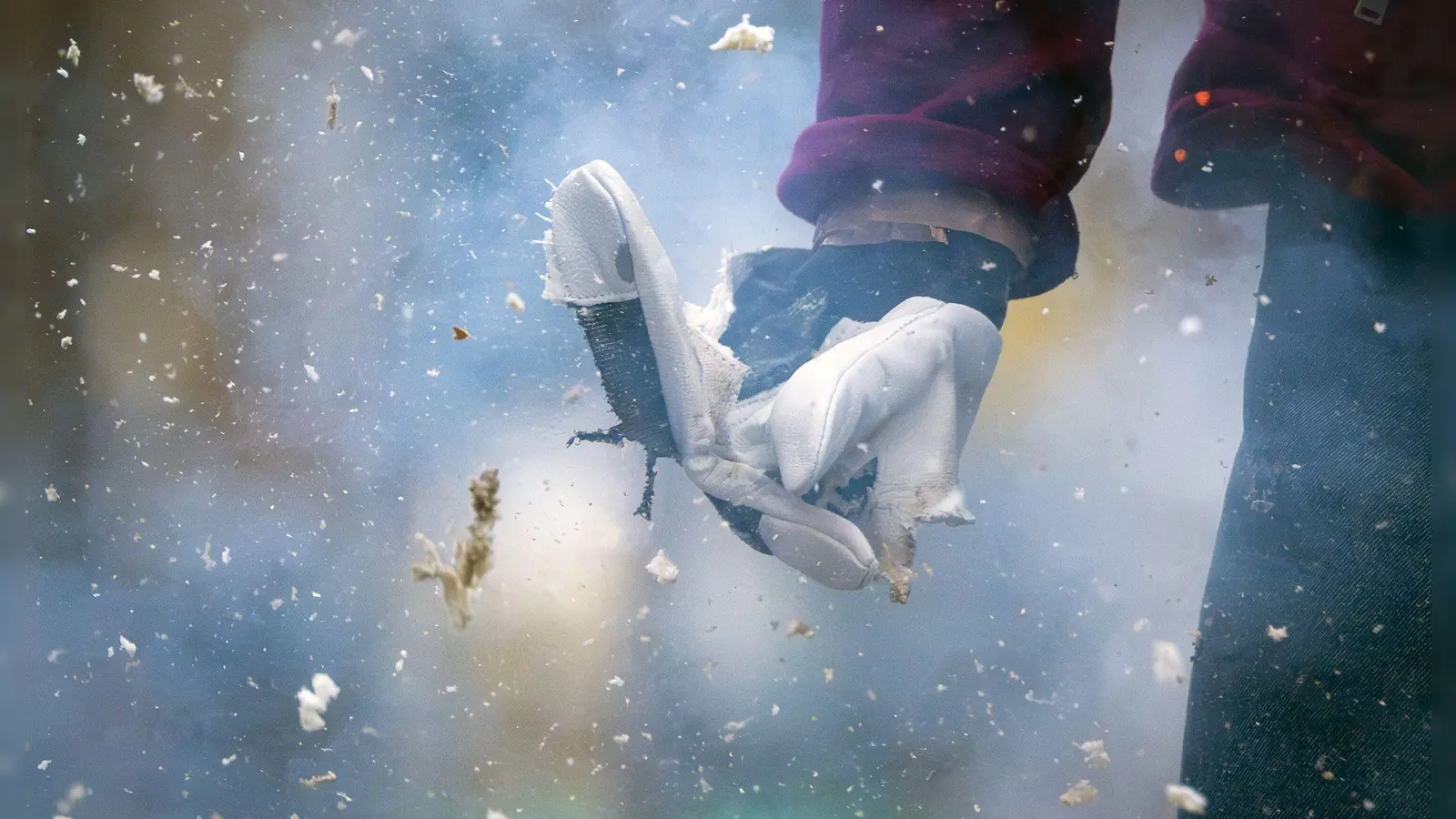 Mit voller Wucht: Gerade illegale Böller können viel stärker explodieren als erwartet - wie hier während einer Vorführung der Berliner Feuerwehr an einer Puppe.  (Foto: Soeren Stache/dpa/dpa-tmn)