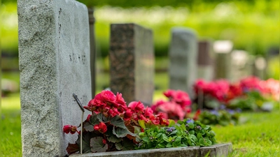 Die Gartenarbeit am Grab hilft den Angehörigen, den Verlust zu verarbeiten und unterstützt so die Trauerbewältigung. (Foto: Bundesverband Deutscher Bestatter e.V. / iStock)