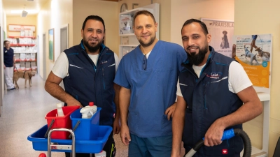 Mohamad Abdalrahaman, Dr. Johannes Hofmann und Mohammad AlAli (von links) arbeiten – jeder in seinem Metier – im Neustädter Tierärztehaus. (Foto: Andreas Riedel)