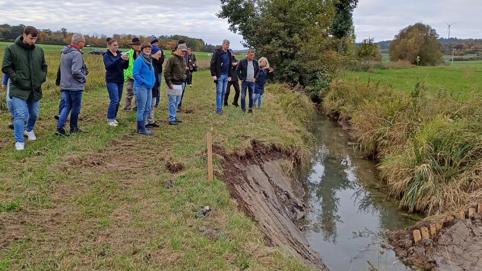 Bei einer kleinen Rundtour zu wasserbaulichen Maßnahmen – im Foto an der Bibart bei Altenspeckfeld – erklärte Rudolf Kolerus (Mitte, mit Schirmmütze), was für die Verbesserung der ökologischen Situation an verschiedenen Stellen getan wurde und wird. (Foto: Petra Haas)