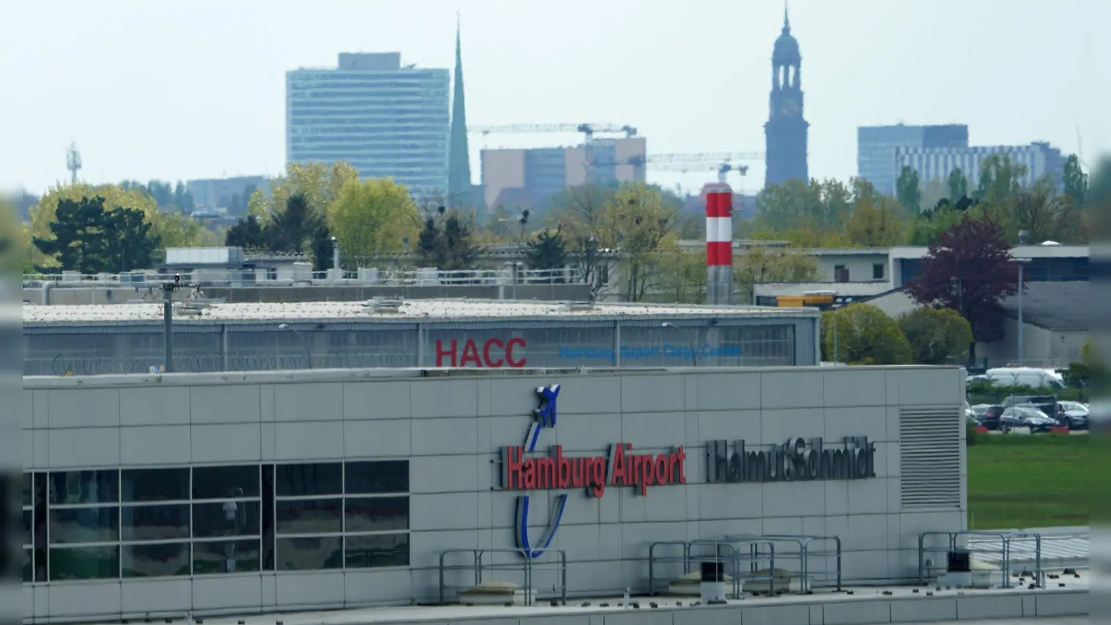 Wegen einer Rauchentwicklung ist ein Flugzeug auf dem Weg von Stockholm nach Amsterdam in Hamburg gelandet. (Archivbild) (Foto: Marcus Brandt/dpa)