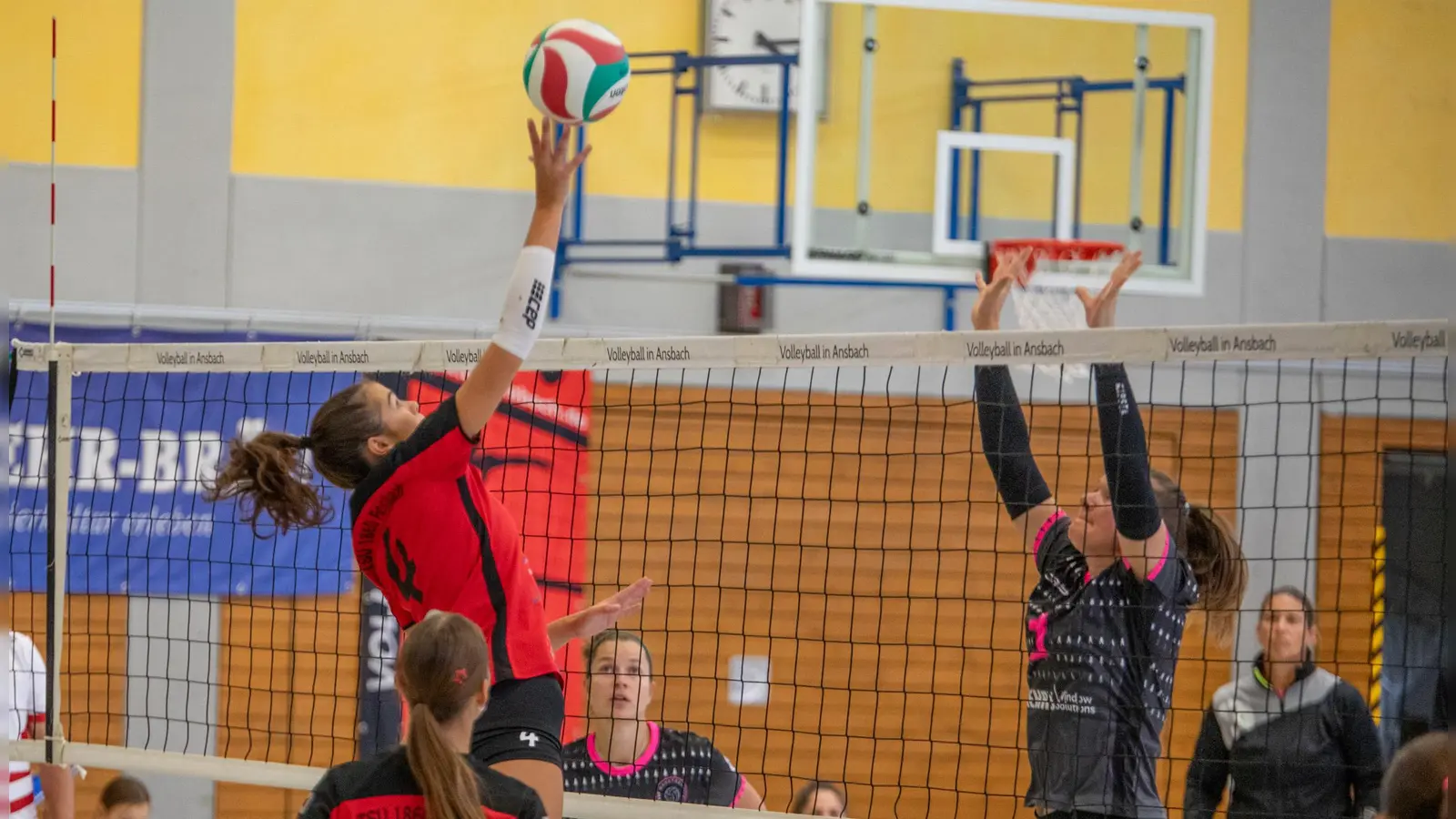 Ansbach im Angriff: Am Ball Norina Weiß, beobachtet von Magdalena Hofmann. (Foto: Markus Zahn)