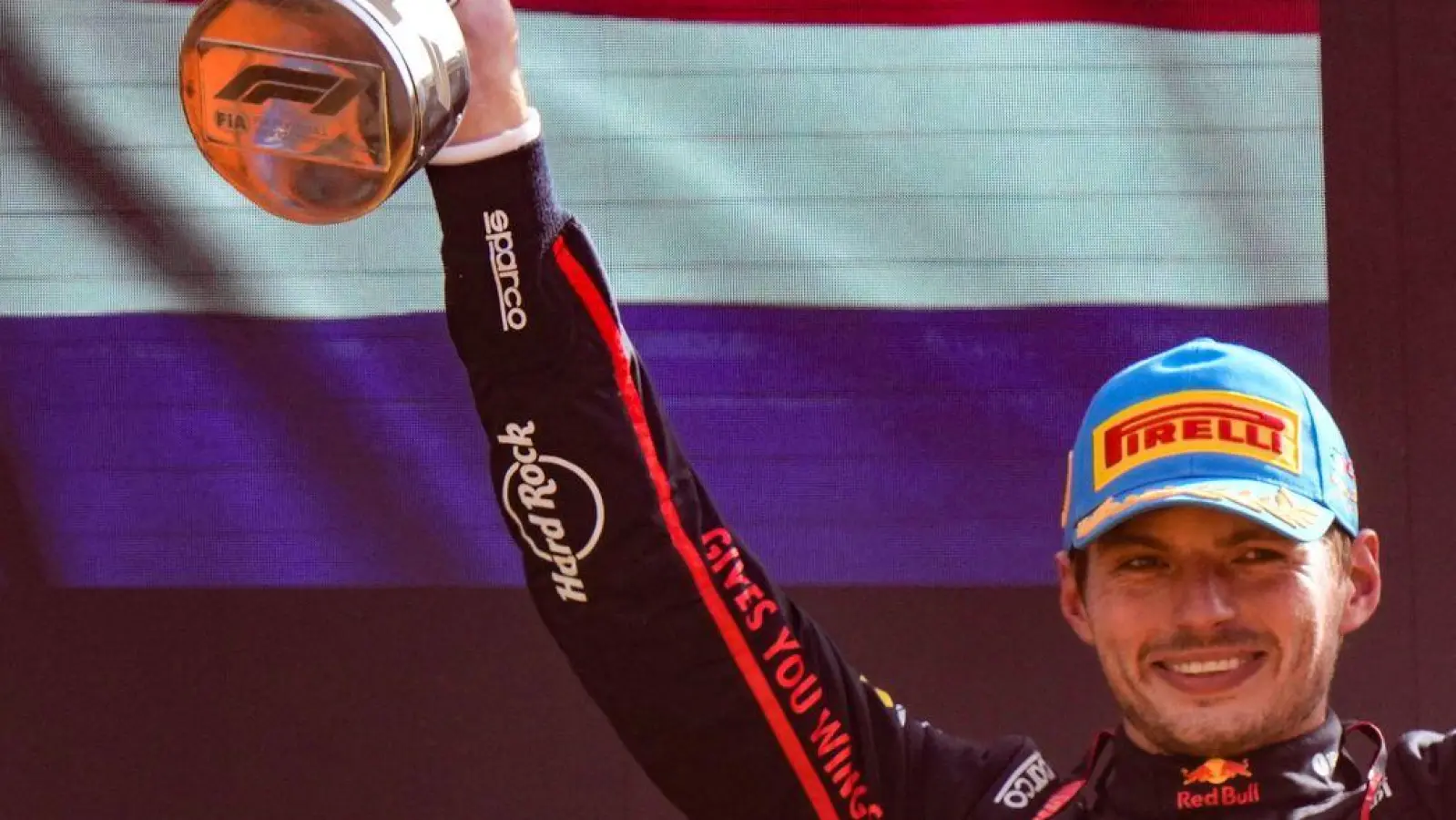 Endlich wieder ein Siegerpokal - 112 Tage musste Verstappen darauf warten.  (Foto: Luca Bruno/AP/dpa)