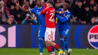 Vinicius Junior (l) von Real Madrid warf Gianluca Prestianni (M) von Benfica Lissabon vor, ihn rassistisch beleidigt zu haben. (Foto: Miguel Lemos/ZUMA Press Wire/dpa)