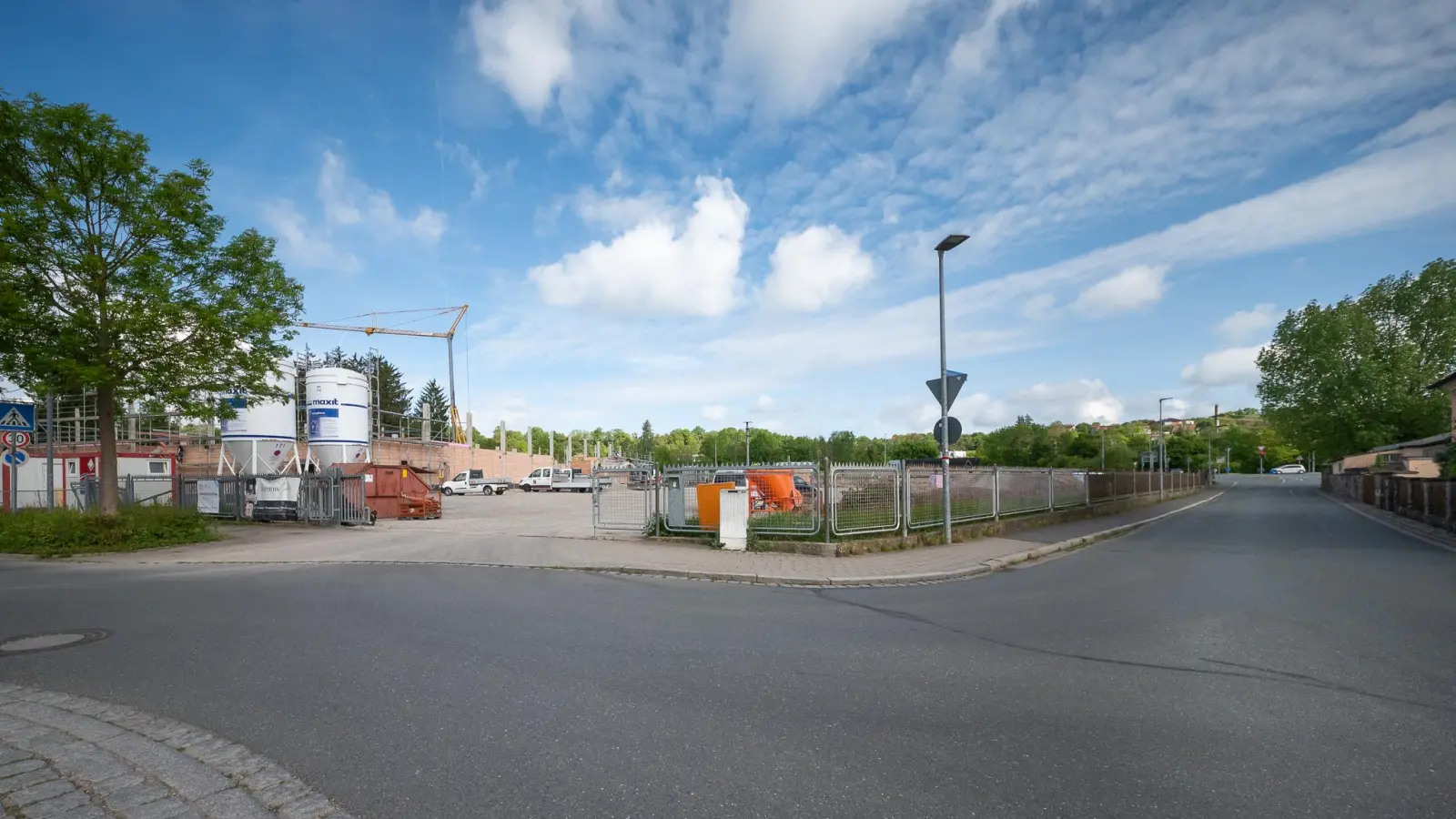 Auf der Rewe-Baustelle (links) am Schnizzersweg geht es voran. Vor dem Herbst muss außerdem noch die Markgrafenstraße (rechts) angegangen werden. Sie wird breiter und erneuert und erhält auch einen besseren Geh- und Radweg. (Foto: Mirko Fryska)