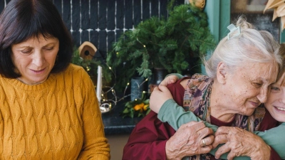 Auch wenn die Familie gerade so schön beieinander ist: An Weihnachten sollte man nicht über das schwierige Pflege-Thema der Oma reden. Man kann aber einen späteren Termin dafür vereinbaren. (Foto: Viola Bulatova/Westend61/dpa-tmn)