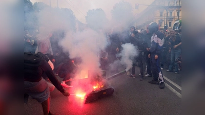 Bei den Protesten gab es auch Krawalle. Hier wurde eine Panzer-Attrappe in Brand gesetzt. (Foto: Costantino Sergi/IPA via ZUMA Press/dpa)