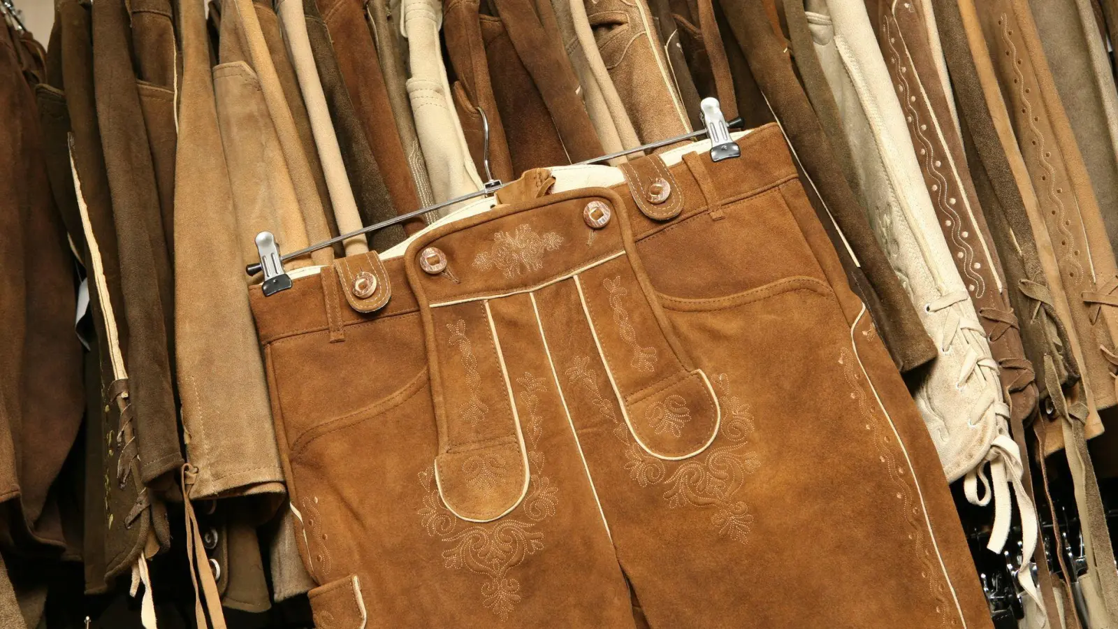 Wer seine neue Lederhose lange fleckenlos halten möchte, sollte bei Verschmutzungen auf die richtige Pflege achten. (Foto: Tobias Hase/dpa/dpa-tmn)