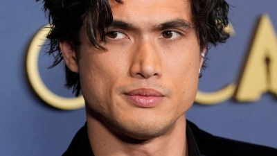 Charles Melton hat Fotos seines neugeborenen Kindes auf Instagram geteilt. (Archivbild) (Foto: Chris Pizzello/Invision/AP/dpa)